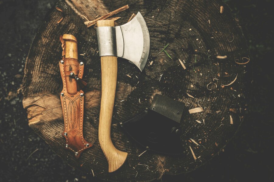 A knife and an axe. Source: https://www.pexels.com/cs-cz/foto/167696/