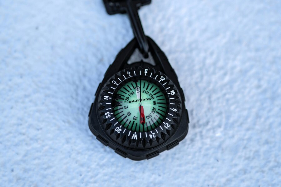 Compass. Source: https://www.pexels.com/cs-cz/foto/smer-zarizeni-doplnky-vychytavka-26707757/