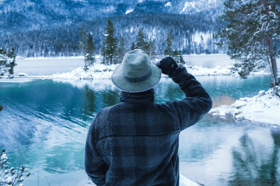 Hiker in a winter landscape. Source: https://www.pexels.com/cs-cz/@hana-sedlakova-1898691393/downloads/