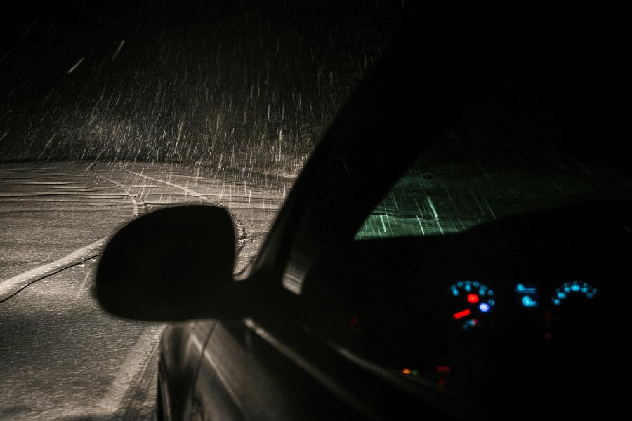 A car on the road at night while snowing. Source: https://www.pexels.com/cs-cz/foto/754147/