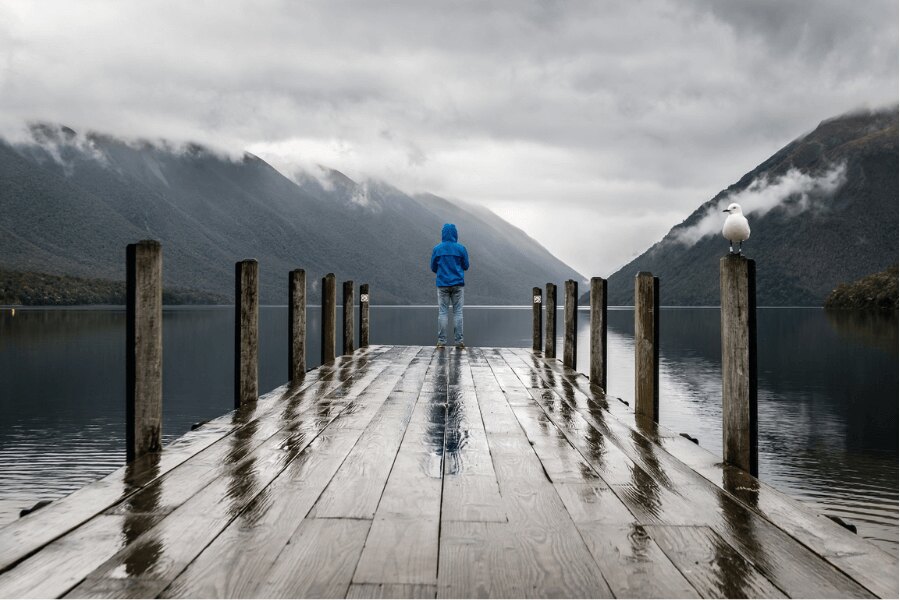 Outdoor in the rain. Source: https://www.pexels.com/cs-cz/foto/ryma-drevo-rozbresk-krajina-395196/