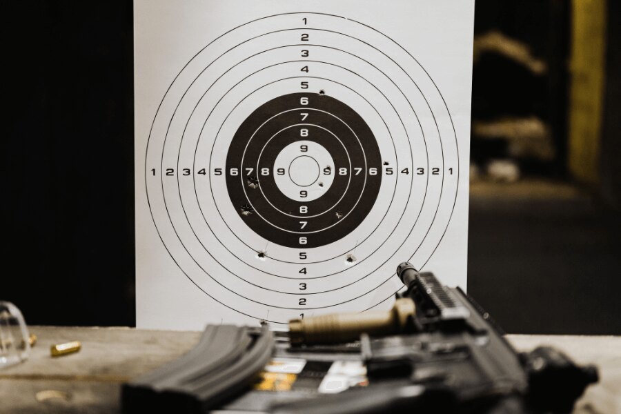 Target, gun, ammo. Source: https://www.pexels.com/cs-cz/foto/hloubka-ostrosti-zbran-puska-strelna-zbran-5202416/