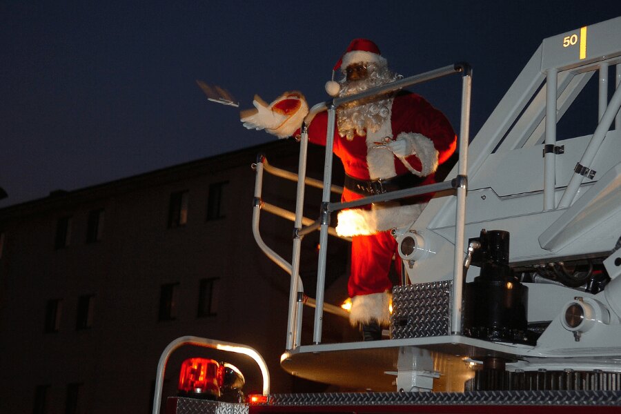 Army Santa. Zdroj: https://upload.wikimedia.org/wikipedia/commons/thumb/4/40/Santa_waving.jpg/2048px-Santa_waving.jpg