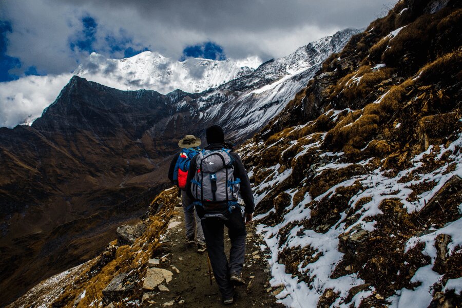 Trekking in the mountains. Source: https://www.pexels.com/cs-cz/foto/snih-krajina-hory-priroda-914128/