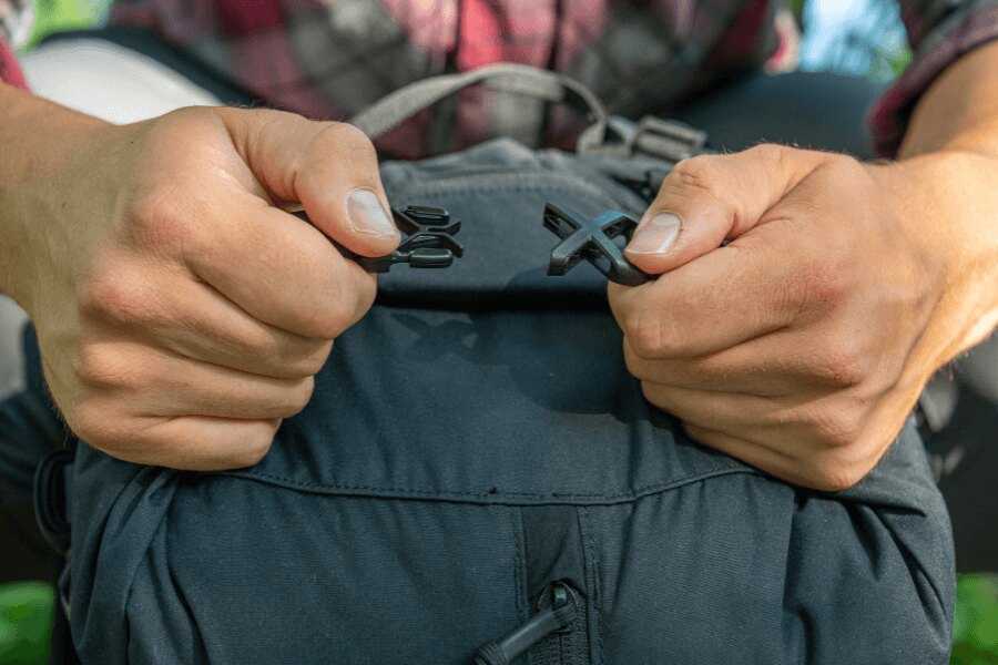 Summit Helikon-Tex, detail of the X-shaped fastex buckle. Source: L.G. (author)