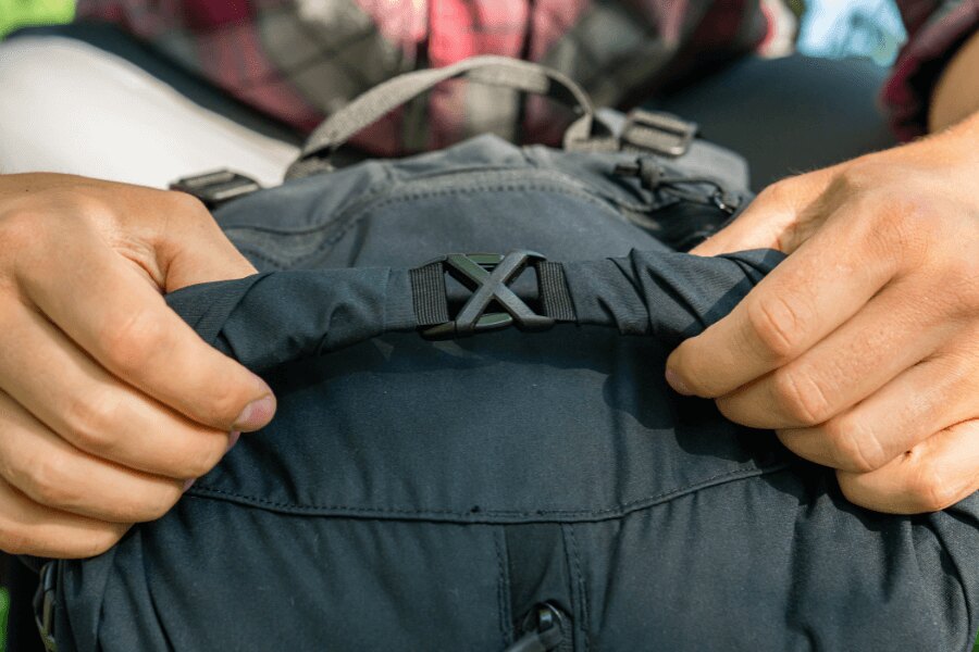 Backpack Summit Helikon-Tex, main compartment closure with fastex buckle. Source: L.G. (author)