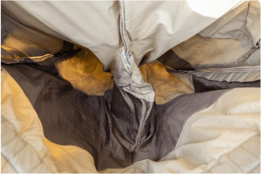 Sleeka Reversible Salopettes Snugpak – Full Leg Zip. Inner part and worn crotch. Source: L.G. (author)