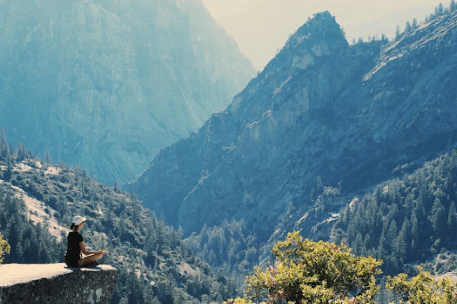 Woman meditating in mountains. Source: https://www.pexels.com/cs-cz/foto/906097/