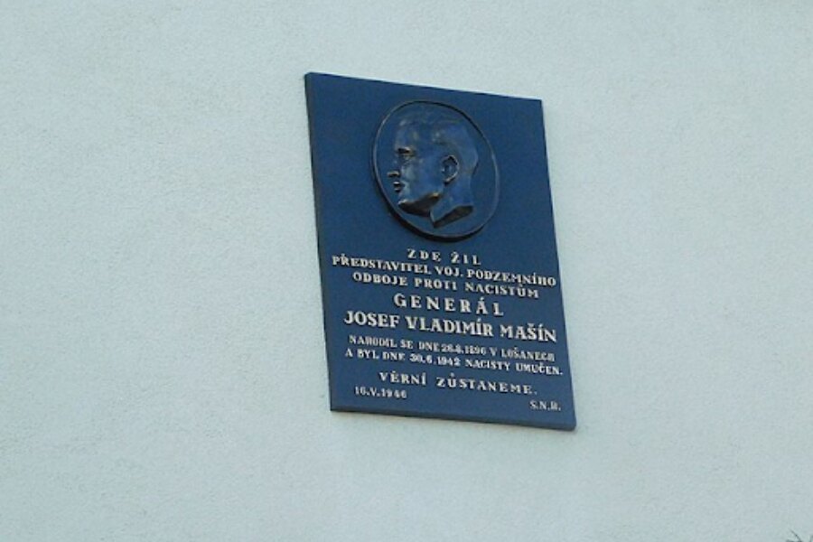 Memorial plaque of Josef Mašin in Prague. Source: commons.wikimedia.org/wiki/File:Pam%C4%9Btn%C3%AD_deska_Josefa_Vladim%C3%ADra_Ma%C5%A1%C3%ADna_na_dom%C4%9B_Litovick%C3%A1_357_11_v_Liboci_(Q104976963)_02.jpg