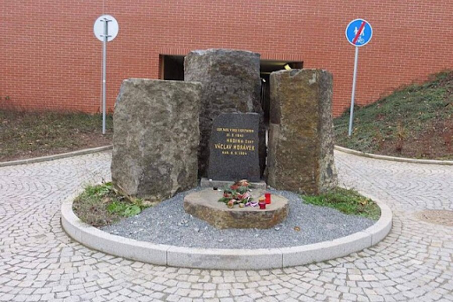 Monument to Václav Moravec in Prague. Source: commons.wikimedia.org/wiki/File:Pam%C3%A1tn%C3%ADk_%C5%A1t%C3%A1bn%C3%ADho_kapit%C3%A1na_V%C3%A1clava_Mor%C3%A1vka_v_Praze_(Q64348061)_01.jpg