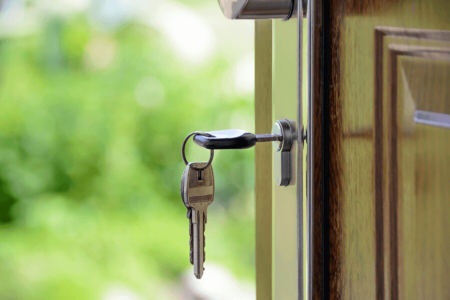 A key in a lock. Source: https://www.pexels.com/cs-cz/foto/101808/