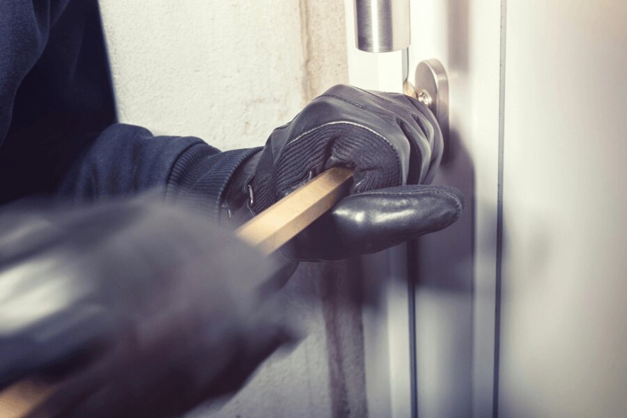 A thief prying a lock. Source: https://www.pexels.com/cs-cz/foto/ruka-tyc-bar-dvere-11465293/