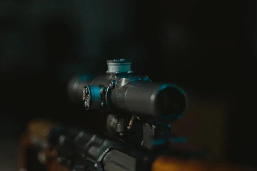 Optical sight on a rifle. Source: https://www.pexels.com/cs-cz/foto/tmavy-kov-dalekohled-technologie-6090789/