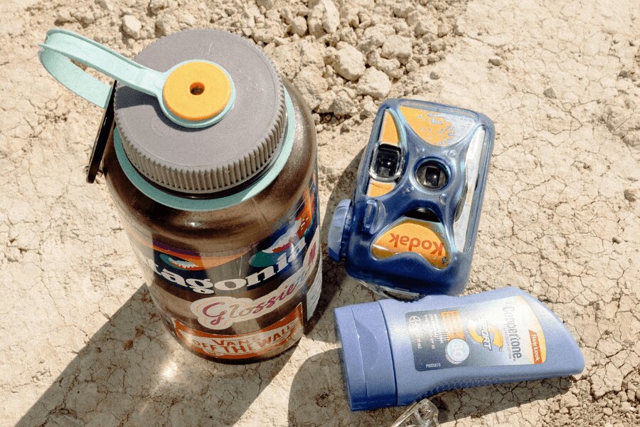 A Nalgene bottle and Kodak camera. Source: https://www.pexels.com/cs-cz/foto/slunecni-bryle-suchy-analogovy-fotoaparat-lahev-2994107/