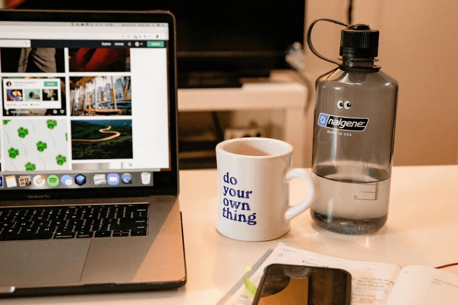 A Nalgene bottle on a working table next to a MacBook. Source: https://www.pexels.com/cs-cz/foto/kava-salek-notebook-internet-3959986/