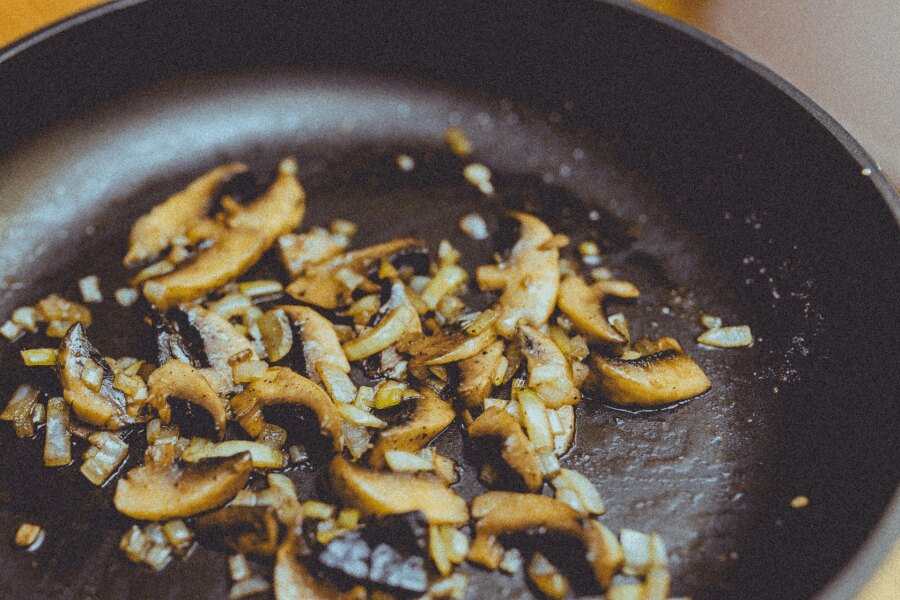 Mushrooms in a pan. Source: https://www.pexels.com/cs-cz/foto/jidlo-palivy-horko-sexy-263022/