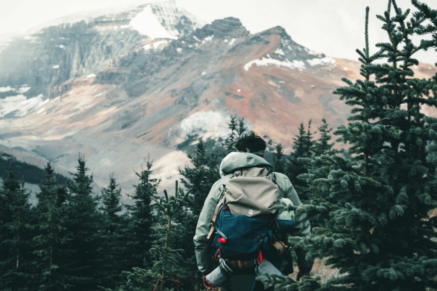 A man in the mountains in a functional jacket. Source: https://www.pexels.com/cs-cz/foto/snih-osoba-hora-tramp-10772381/