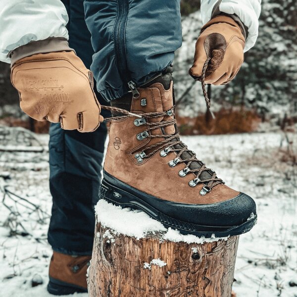 Hanwag<sup>&reg;</sup> Alaska GTX boots in snow. Source: Rigad.