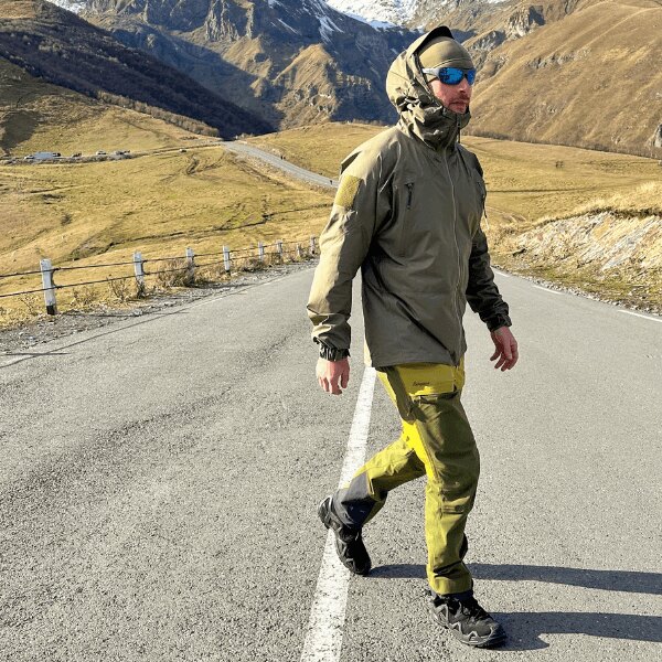 Tilak Military Gear<sup>&reg;</sup> Stinger Gore-Tex<sup>&reg;</sup> Paclite Plus<sup>&reg;</sup> jacket, mountains in the background. Source: Rigad