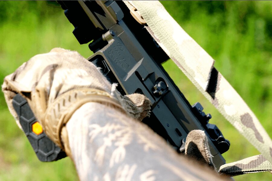 A detail of a hand during manipulation with a rifle magazine. Source: Rigad