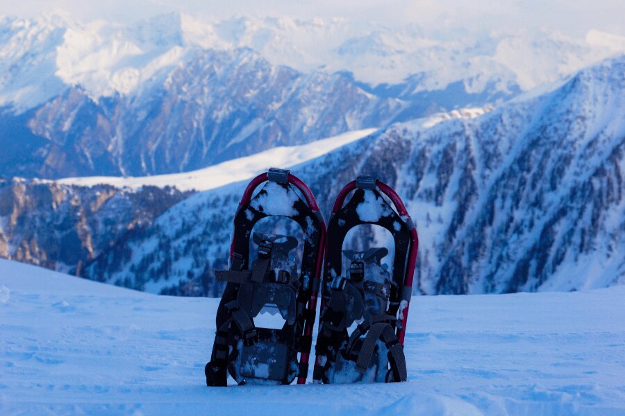 Snowshoes sunk into snow in the mountains. Source: https://www.pexels.com/cs-cz/foto/ryma-studeny-snih-krajina-20608151/