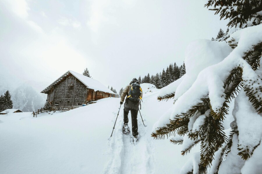 A man walking uphill in snowshoes. Source: https://www.pexels.com/cs-cz/foto/snih-priroda-osoba-zima-10799233/