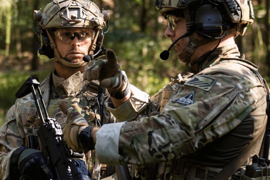 Soldiers communicating during the SEALTAC course. Source: Michal Ščepko, SEALTAC